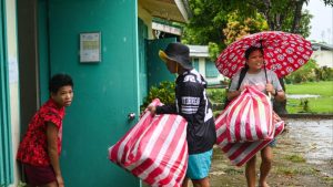 Десетки хиляди се приютяват, докато тайфунът Калмаеги връхлита Филипините