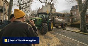 Френски фермери поддържат пътни блокади с протести