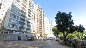 Шофьор от Хонконг избягва наранявания, след като дрон се разбива върху покрива на Tesla