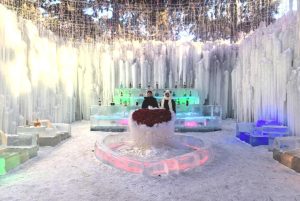 Леденият парк Чанчун открива вътрешен бар, направен изцяло от лед