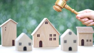 Fire-damaged seven-flat house up for auction