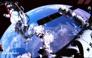 Астронавтите от Shenzhou XXI завършиха третото излизане в открития космос